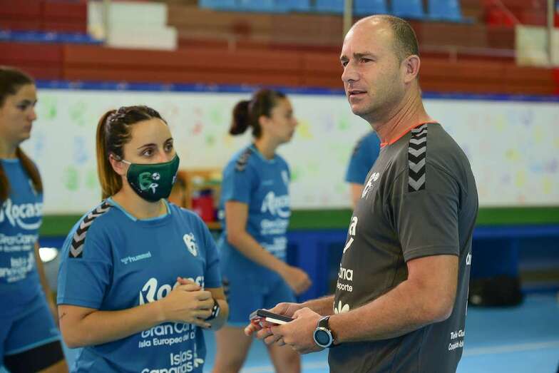 El entrenador Carlos Herrera conversa durante un entrenamiento con Melania Falcón (Foto TA)